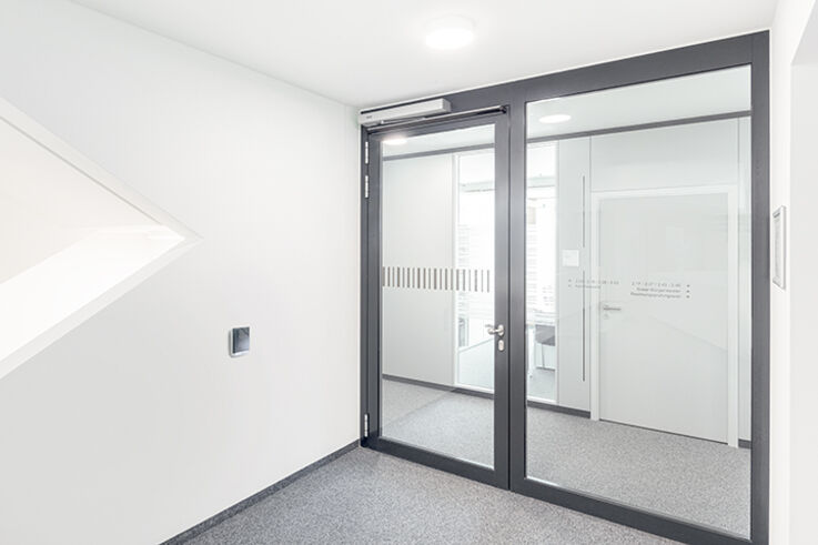 GCER 300 - Eenvoudige autorisatietoekenning en -beheer via de bijbehorende Master-kaarten en het PIN-toetsenbord op de lezer kenmerken dit toegangscontrolesysteem. Er kunnen max. 200 gebruikers beheerd worden.