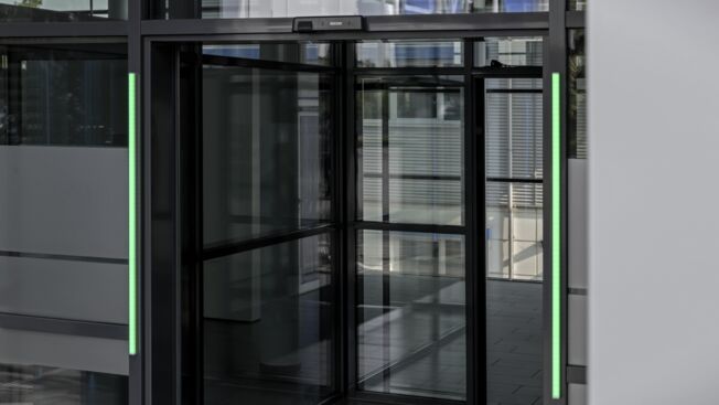 The narrow visual LED signals fit well into the design of automatic door systems.