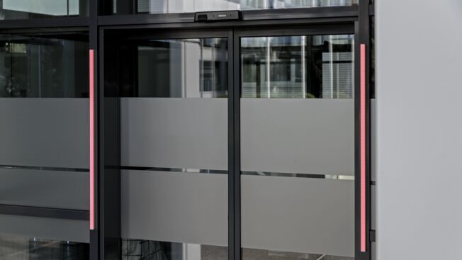 The red light shows visitors that it is not currently possible to enter the building.