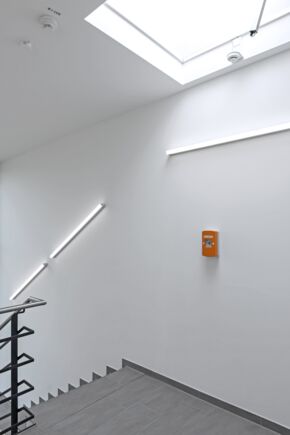 THZ Comfort N4 emergency power control unit, SHEV SHEV emergency power control units enable the coordinated control and release of supply and exhaust air for openings equipped with window drives. A compact solution for safe smoke evacuation in stairwells.