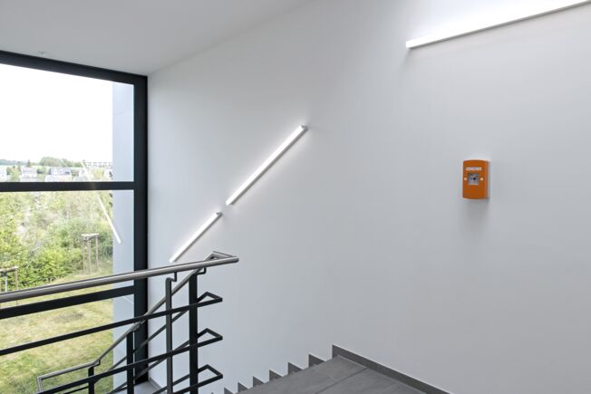 THZ Comfort N4 emergency power control unit, SHEV SHEV emergency power control units enable the coordinated control and release of supply and exhaust air for openings equipped with window drives. A compact solution for safe smoke evacuation in stairwells.