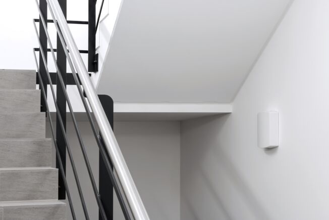 THZ N4 emergency power control unit, SHEV SHEV emergency power control units enable the coordinated control and release of supply and exhaust air for openings equipped with window drives. A compact solution for safe smoke evacuation in stairwells.