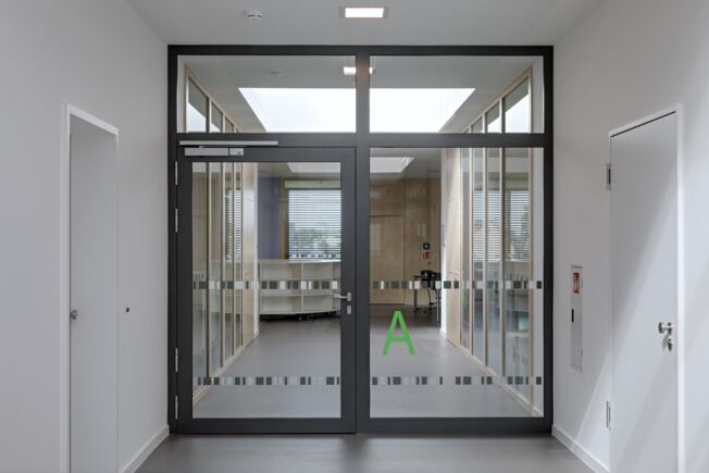 GEZE TS 5000 R overhead door closer with electric hold-open device and smoke switch in the corridors at Rheinhausen primary school.
