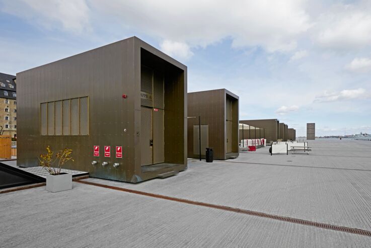 Am Ofelia Plads zieren die Treppenhäuser der Tiefgaragenanlage Kvæsthusmolen den Steg. An ihnen wurden elektrische Fensterkettenantriebe von GEZE im speziellen Design angebracht.