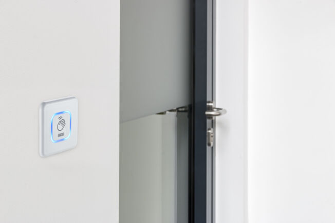 GC 307+ proximity switch With the GC 307+, GEZE offers a radar sensor for the efficient and hygienic activation of automatic doors   non-contact and convenient at hand height.