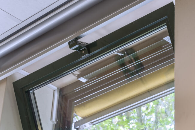 Chain drive Slimchain 24V Convenient and user-friendly ventilation solution: In the Praedinius-Gymnasium, the window drives are linked to air quality sensors and open automatically if the air quality drops.
