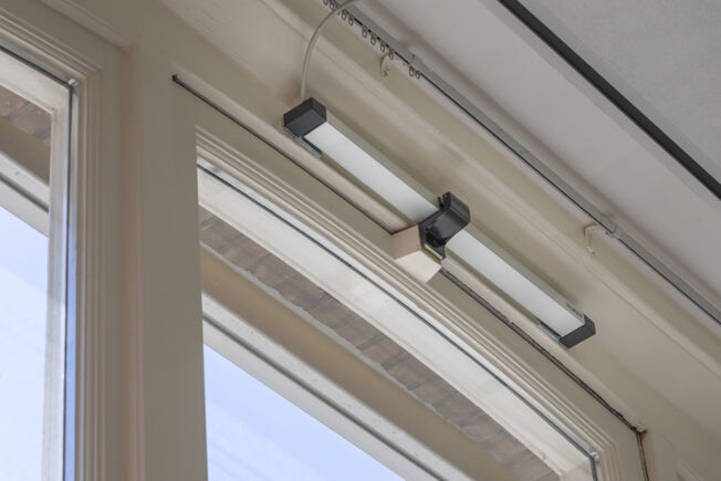 Slimchain 24V chain drive In the Praedinius Gymnasium, the window drives are connected with air quality sensors. For example, the windows are automatically opened if an excessively high CO  level is detected in the room.