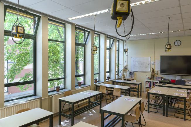 Slimchain 24V window drives in Ventilation solution at the Praedinius Gymnasium Automated windows are a user-friendly ventilation solution. The window systems can be flexibly integrated into the building management technology so that the windows open and close automatically at specified times or in certain situations.