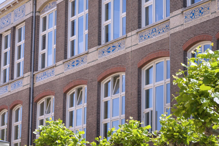 Automatisierte Fenster im historischen Schulgebäude des Praedinius-Gymnasiums in Groningen.