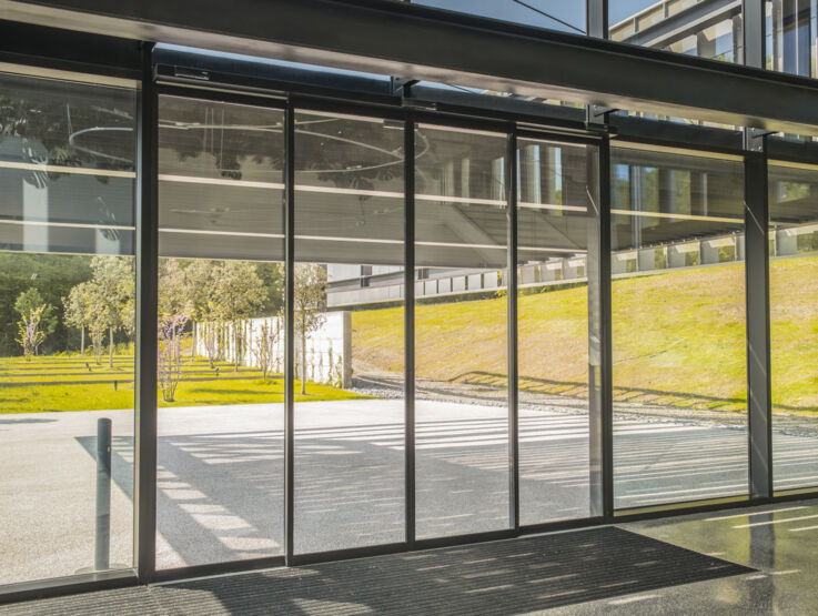 With its low installation height of only 7 cm, the Slimdrive SL NT in black fits perfectly into the minimalist design concept of the building.