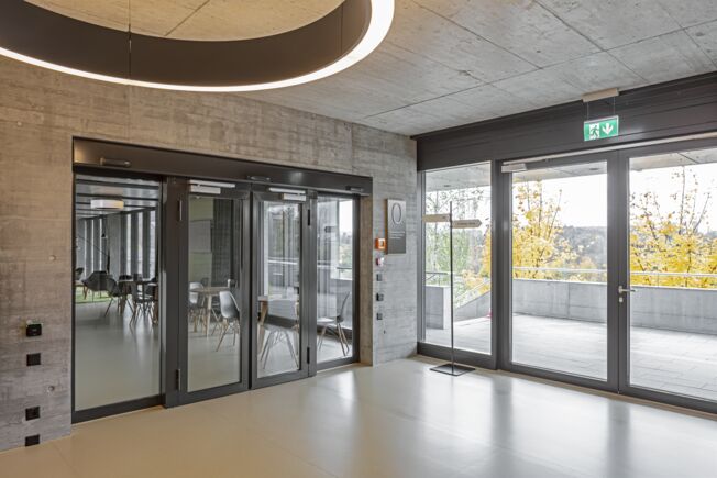 Porte coulissante automatique Powerdrive PL EI30, Centre athlétique Oym, Suisse Système de porte coulissante automatique pour portes coupe-feu avec catégorie de résistance EI30