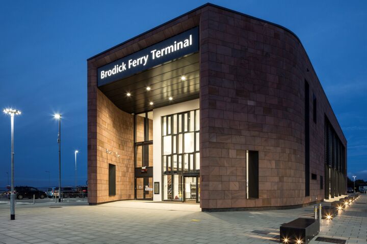 Im Fährterminal der Isle of Arran, das von Brodick zum schottischen Festland führt, sorgen Tür- und Fenstersysteme von GEZE für natürliche Belüftung, Komfort, Barrierefreiheit und Sicherheit.