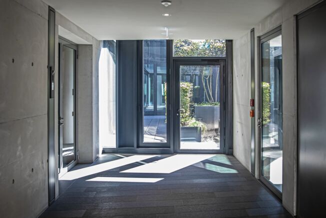 Door closer TS 5000 on an exterior door to the inner courtyard of the Kö-Bogen II