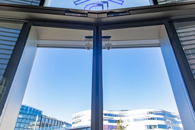 Slimdrive SLV Automatizarea pentru u i glisante marca GEZE consacrat  asigur  o protec ie standard  i închidere pe timp de noapte, în ciuda structurii înclinate a fa adei.