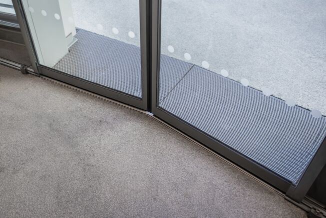 Slimdrive SLV Automatizarea pentru u i glisante marca GEZE consacrat  asigur  o protec ie standard  i închidere pe timp de noapte, în ciuda structurii înclinate a fa adei.