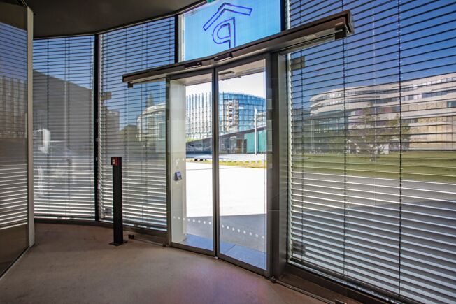 Slimdrive SLV Automatizarea pentru u i glisante marca GEZE consacrat  asigur  o protec ie standard  i închidere pe timp de noapte, în ciuda structurii înclinate a fa adei.