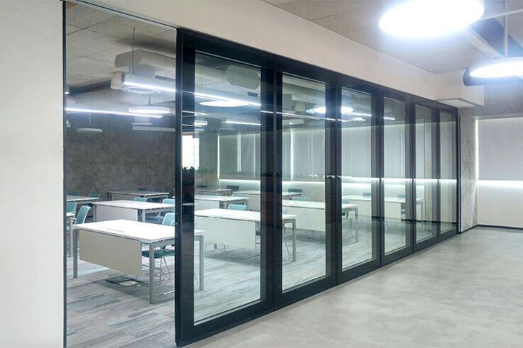 Acoustic partition walls - Mobile acoustic partition wall systems offer intelligent room management and countless design possibilities in buildings. Thanks to their good noise insulation properties, individually usable rooms are created.