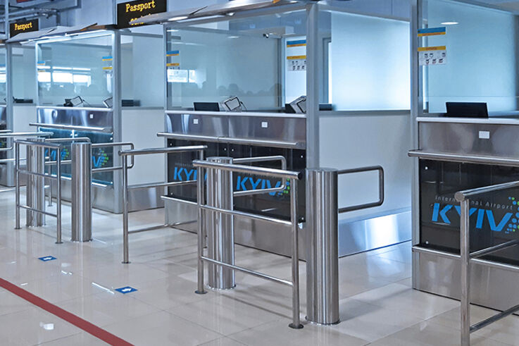 SG range - Turnstiles with swing gates - Simple and practical, these manual or motorised single-action doors regulate access control. Thanks to their design, they allow comfortable and accessible passage.