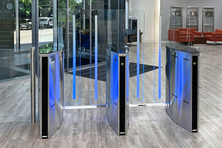 SB range - Speed gates with blades - These aesthetically attractive speed gates are suitable for a wide range of different buildings. They handle high traffic areas reliably and powerfully. The sliding leaves react quickly and efficiently, the anti-tailgating function ensures only one person can pass through at a time.