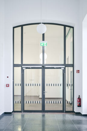 Slimdrive EMD-F/R-IS, Uni Schloss Mannheim Slimdrive EMD-F/R-IS with GC 342 laser scanner and GC 302 radar sensor on a 2-leaf door at the University Schloss Mannheim