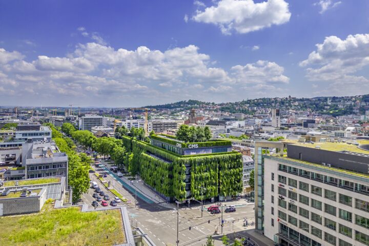 Blick auf Stuttgart mit einem begrünten Gebäude in der Calwer Straße