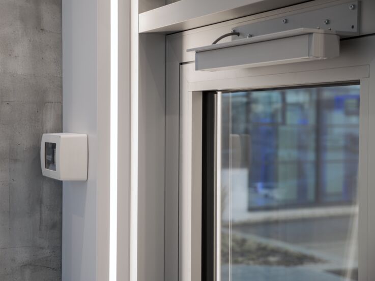 RWA-Zulufttür mit einem Klapphebelantrieb K 600 T und der Motorschloss-Zusatzsteuerung GC Lock Control SHEV GC Lock Control SHEV.