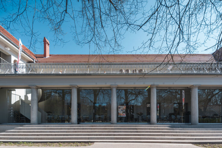 Betonhaus Poznan, reference building Bygningsvisning av det historiske Betonhaus i Posen med søyler og stor inngangstrapp