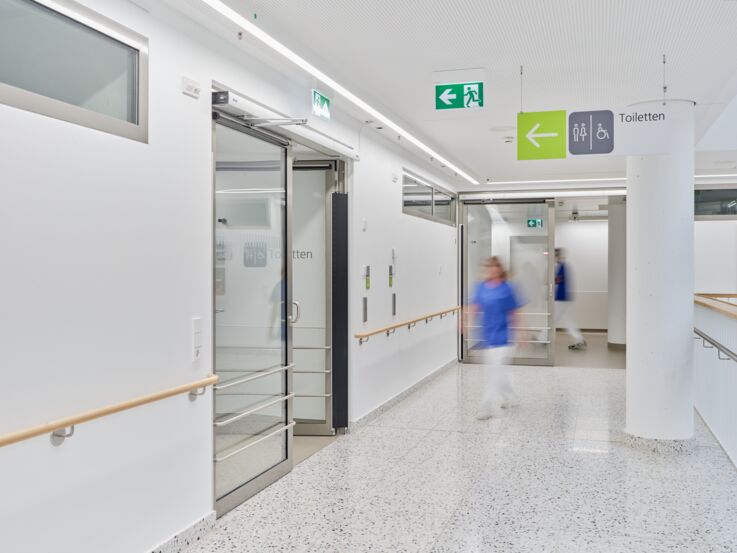 GEZE Powerturn-Drehtürantrieb im Klinikum Stuttgart