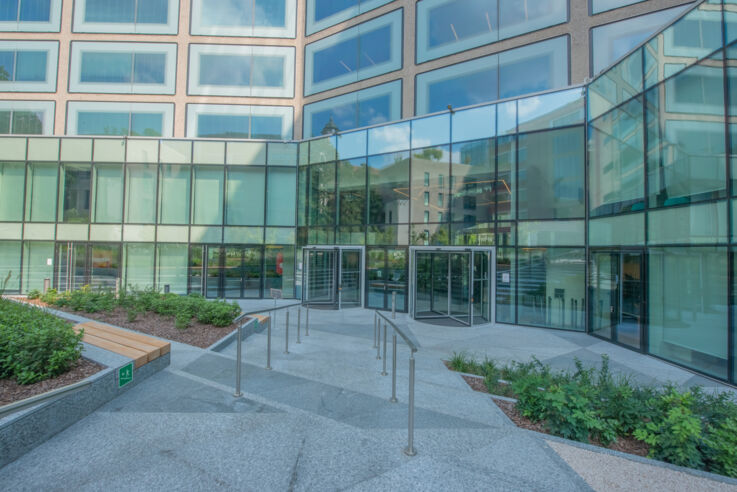 Vista dell'area di ingresso di un grande edificio direzionale con facciata in vetro