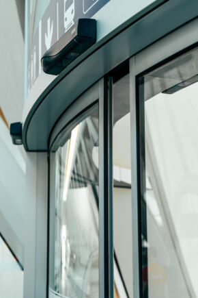 Visning av en buet skyvedør av typen Slimdrive SC FR med sensor GC 363