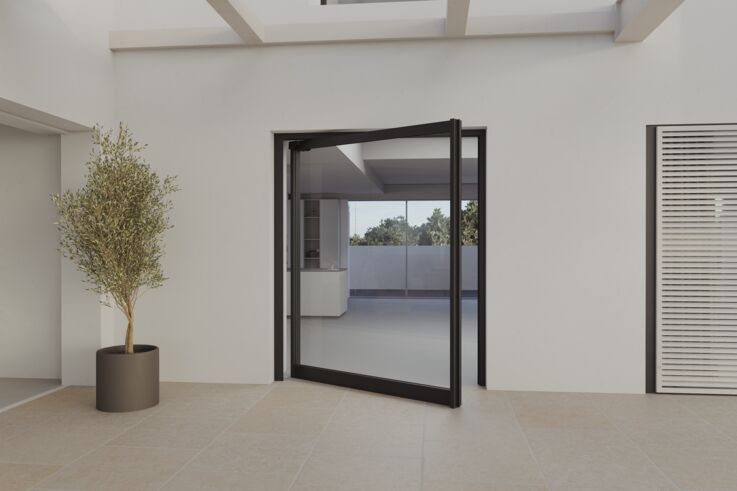 Vista di una porta pivot leggermente socchiusa in un edificio residenziale
