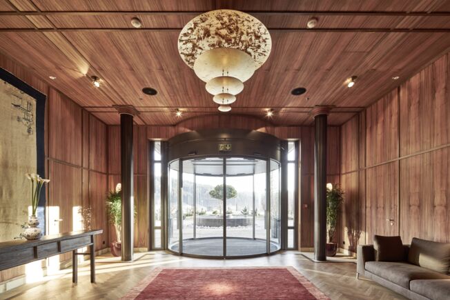 Elegante Funktionalität: GEZE Slimdrive SCR Rundschiebetürsystem in der Lobby, geschlossen