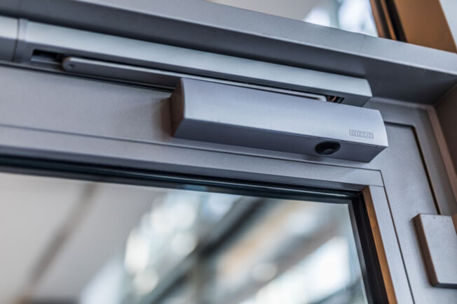 Dezentes Design für moderne Drehtüren: der GEZE TS 5000 Türschließer Der TS 5000 schließt Türen zuverlässig und fügt sich gut in die Architektur ein.