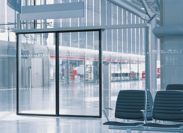 Automatizare pentru u i glisante Slimdrive SLT la aeroportul Köln-Bonn Sistem de u i glisante telescopice automat pentru utilizarea în cele mai înguste fa ade din sticl  cu dou   ine de rulare rezemate paralel conduc canaturile de u    i ating l  imi de deschidere ridicate.