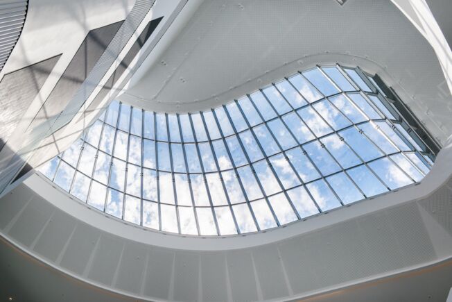 Powerchain chain drive in the roof of the ÖAMTC headquarters Smart window drives from the GEZE IQ windowdrive range are also suitable for large-surface windows in the roof.