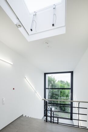 Spindle drive E 250 NT in an office building The E 250 NT is a compact spindle drive with a large area of application such as smoke and heat extraction system and natural ventilation for direct opening in the façade and roof area. In addition, it can also be applied to inward opening and outward opening windows with bottom-hung, top-hung and side-hung leaves.