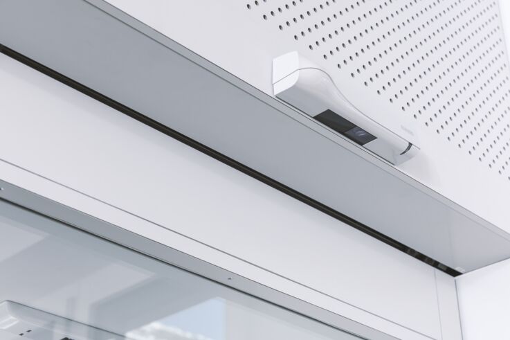 The GC 363+ combined detector is a radar movement detector with infrared light curtain. It fulfils the stipulations for activation and protection of automatic sliding doors.