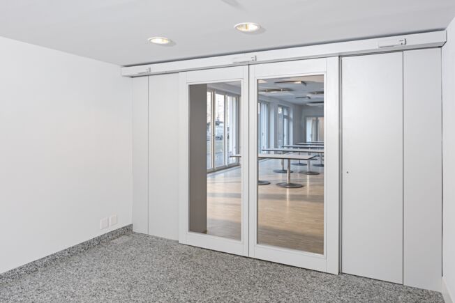 Slimdrive SL NT Les façades avec des constructions à montants/traverses sont d'autant plus lumineuses et accueillantes qu'elles s'intègrent discrètement et facilement dans l'architecture du bâtiment. Le nouveau système pour portes coulissantes Slimdrive SL NT GEZE à fonctionnement automatique est idéal pour mouvoir de grands vantaux de porte   surtout sur les façades en verre et lorsque tous les éléments de construction doivent être minces et discrets. ID 145070