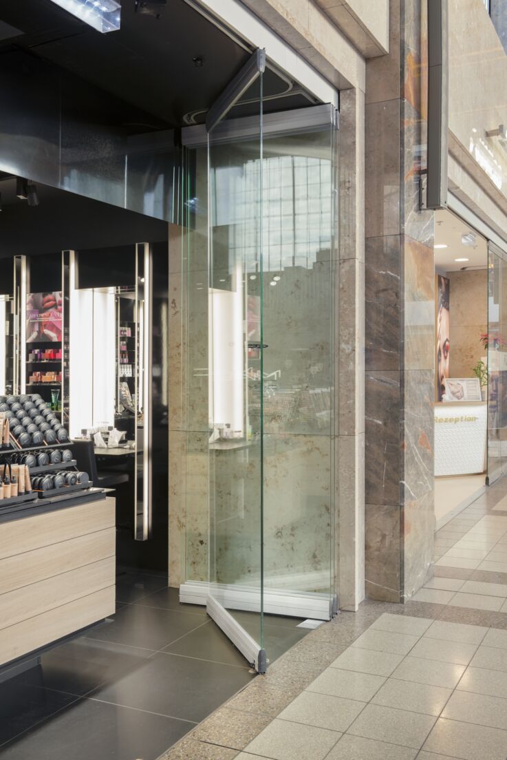 MSW door systems by GEZE in the shopping mall at the BahnhofCity Wien West. Photo: Sigrid Rauchdobler for GEZE GmbH