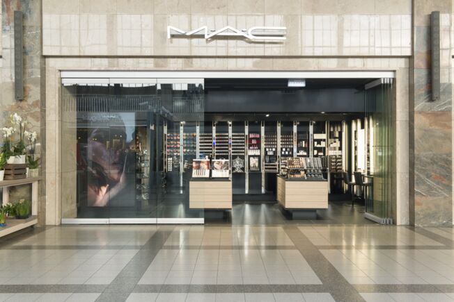 Manual sliding wall systems (MSW) by GEZE in the shopping mall at the BahnhofCity Vienna West. MSW are key in creating an inviting and open atmosphere in shopping malls. Shops and outdoor spaces merge to allow barrier-free access.