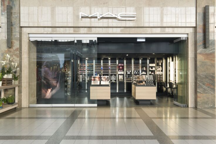 Manual sliding wall systems (MSW) by GEZE in the shopping mall at the BahnhofCity Wien West. 
