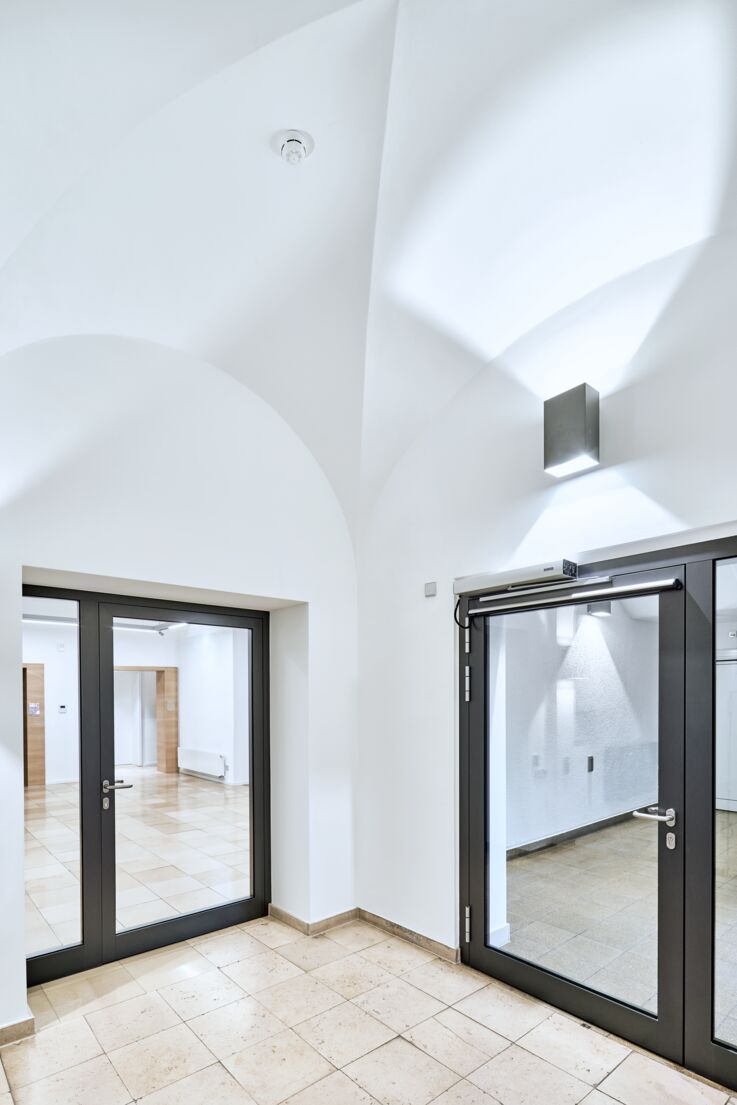 The new GEZE wireless extension kit allows you to wirelessly connect the ceiling-mounted detectors and the manual trigger switch to the lintel-mounted detector on all GEZE hold-open systems. It's easy to retrofit. Because separate cables are no longer needed. This facilitates planning, especially in listed buildings.