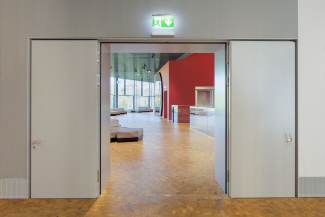 TS 550 IS with RSZ 6 and GEZE hold-open magnet The largest science centre in Germany, the experimenta in Heilbronn. Equipped with innovative GEZE technology, it offers its visitors a unique world of knowledge and experience.