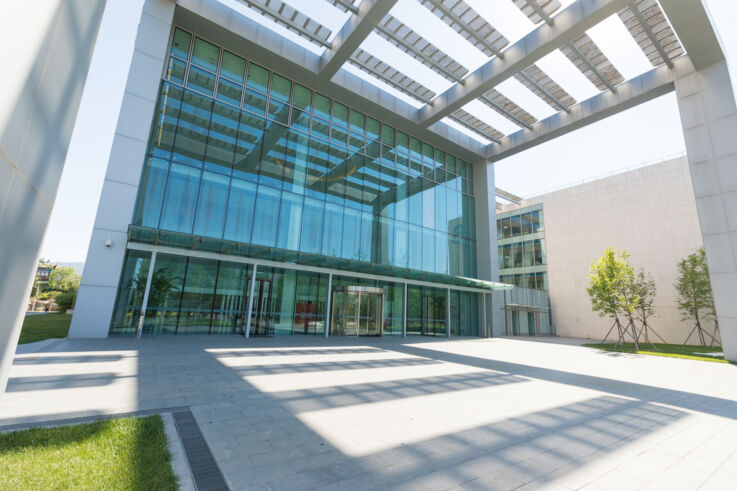 Vista esterna di un edificio pubblico con facciata in vetro
