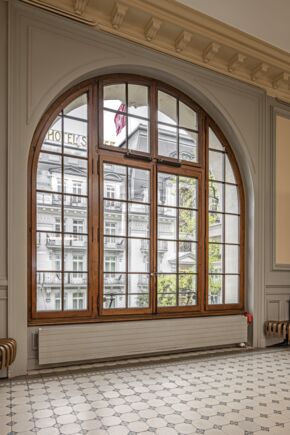 Retractable arm drive K 600 F at Montreux railway station Retractable arm drive for installation on windows