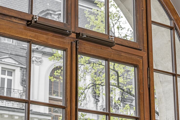 De K 600 F past harmonieus in de architectuur in de speciale kleur. 